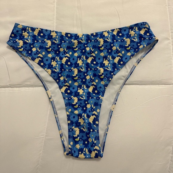 BIKINI - Picture 3 of 3